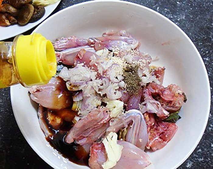 Ướp nguyên liêu cảu cách nấu ếch xào măng