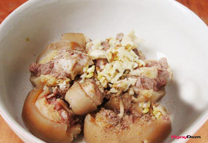 Ướp gia vị với đuôi bò trong món ăn đuôi bò hầm khoai tây 