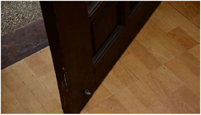 Cửa bị kẹt, khó đóng mở 