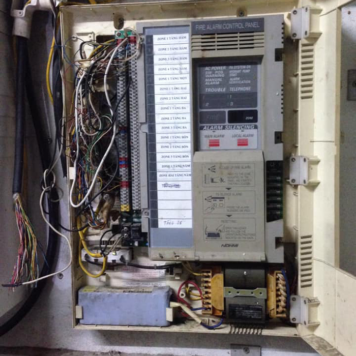 Tủ trung tâm báo cháy bị cũ hỏng 