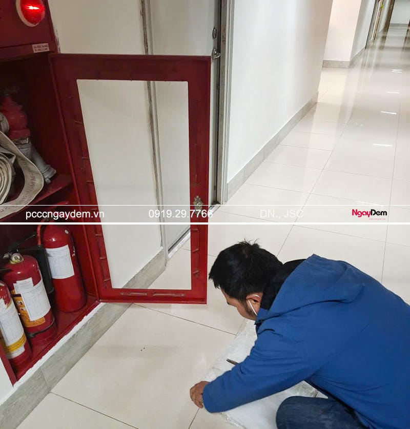 Kiểm tra bình chữa cháy khu vực hành lang