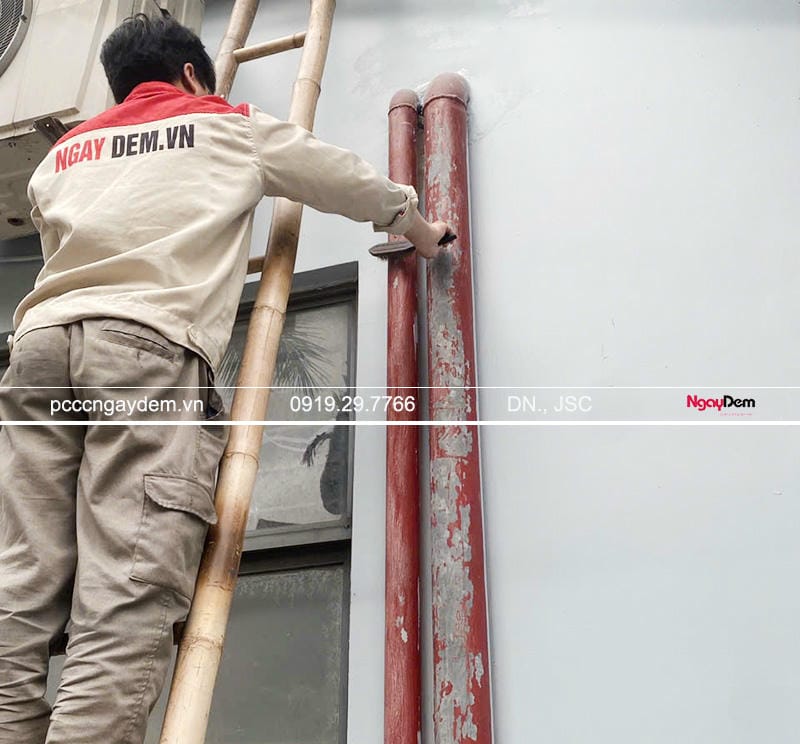 Đường ống bỉ rỉ - sơn lại khắc phục hiện trang như mới Đường ống bỉ rỉ - sơn lại khắc phục hiện trang như mới