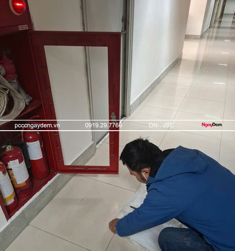 Thực hiện kiểm tra bình chữa cháy 