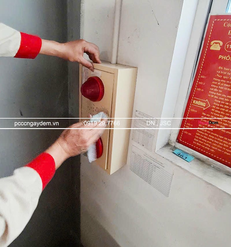 Vệ sinh, kiểm tra đèn và còi báo cháy