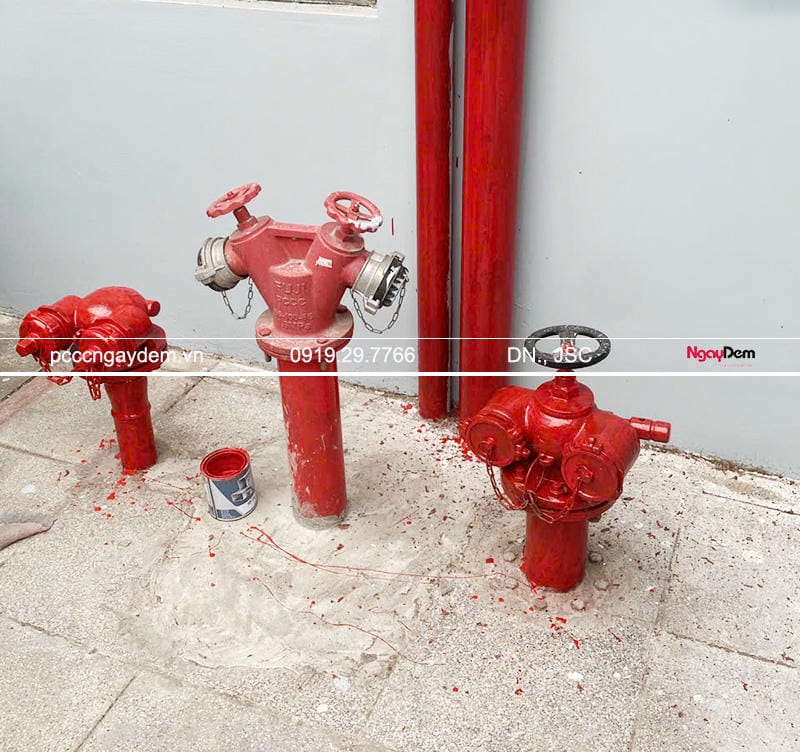 Kiểm tra và sơn toàn bộ trụ cấp nước Kiểm tra và sơn toàn bộ trụ cấp nước