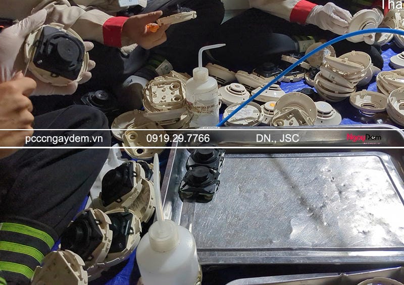 Vệ sinh, kiểm tra các đầu báo cháy, báo khói Vệ sinh, kiểm tra các đầu báo cháy, báo khói