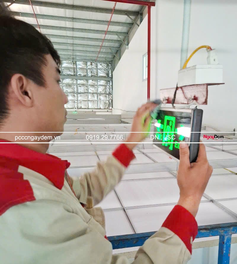Vệ sinh các đèn báo lối thoát Vệ sinh các đèn báo lối thoát